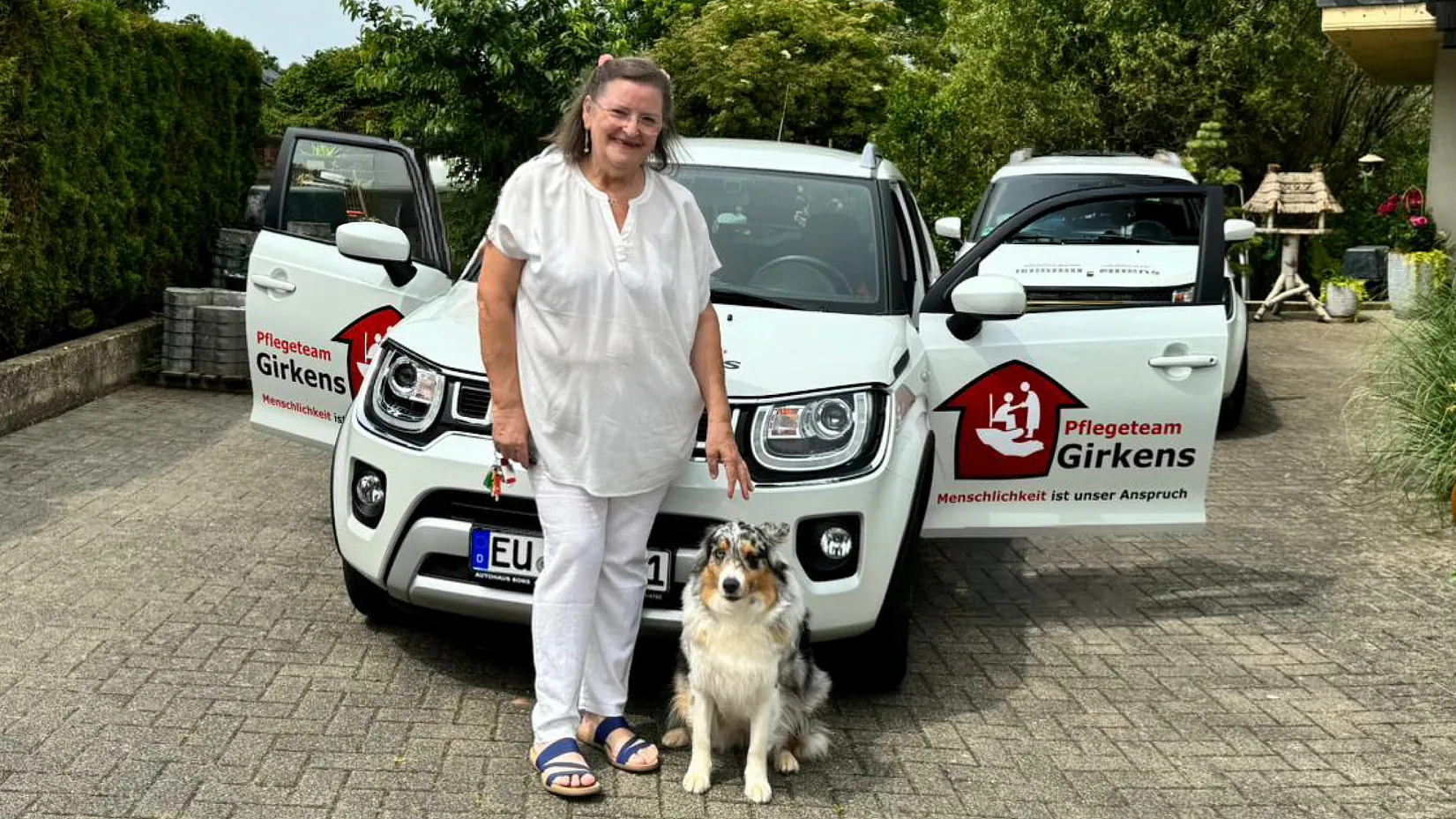 Das Team Pflegeteam Girkens, mit einem Hund und drei Damen.