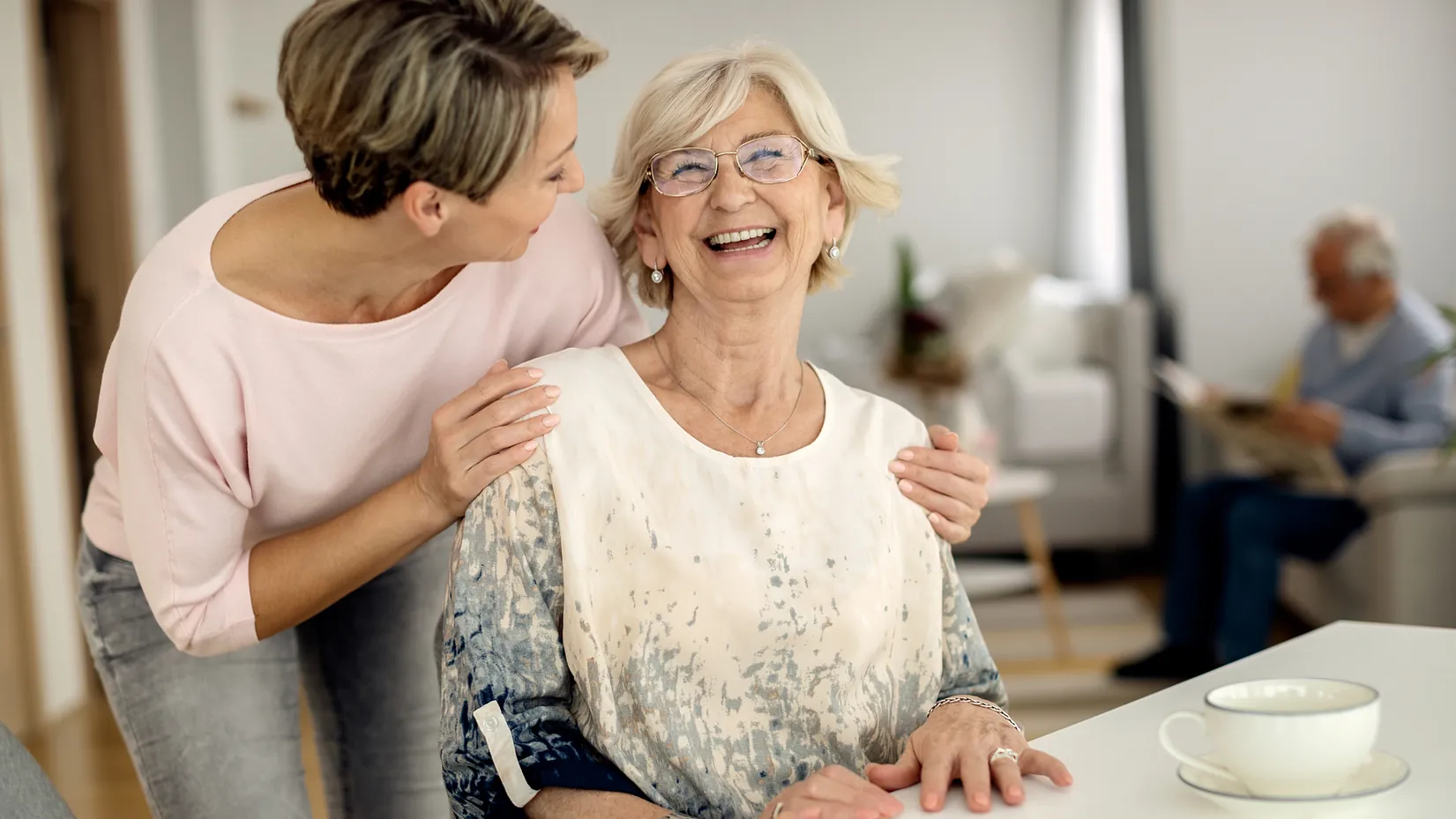 Zwei Damen die zusammen lachen